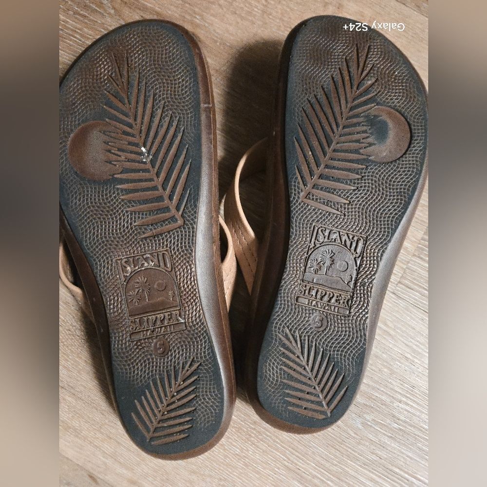 Brown Sandals with Contoured Footbed and Minimalist Design - Picture 3 of 6